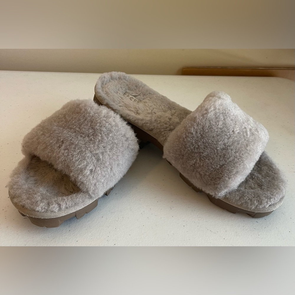Women's UGG'S Fuzzy Open Toe Hard Sole Slippers Size 9